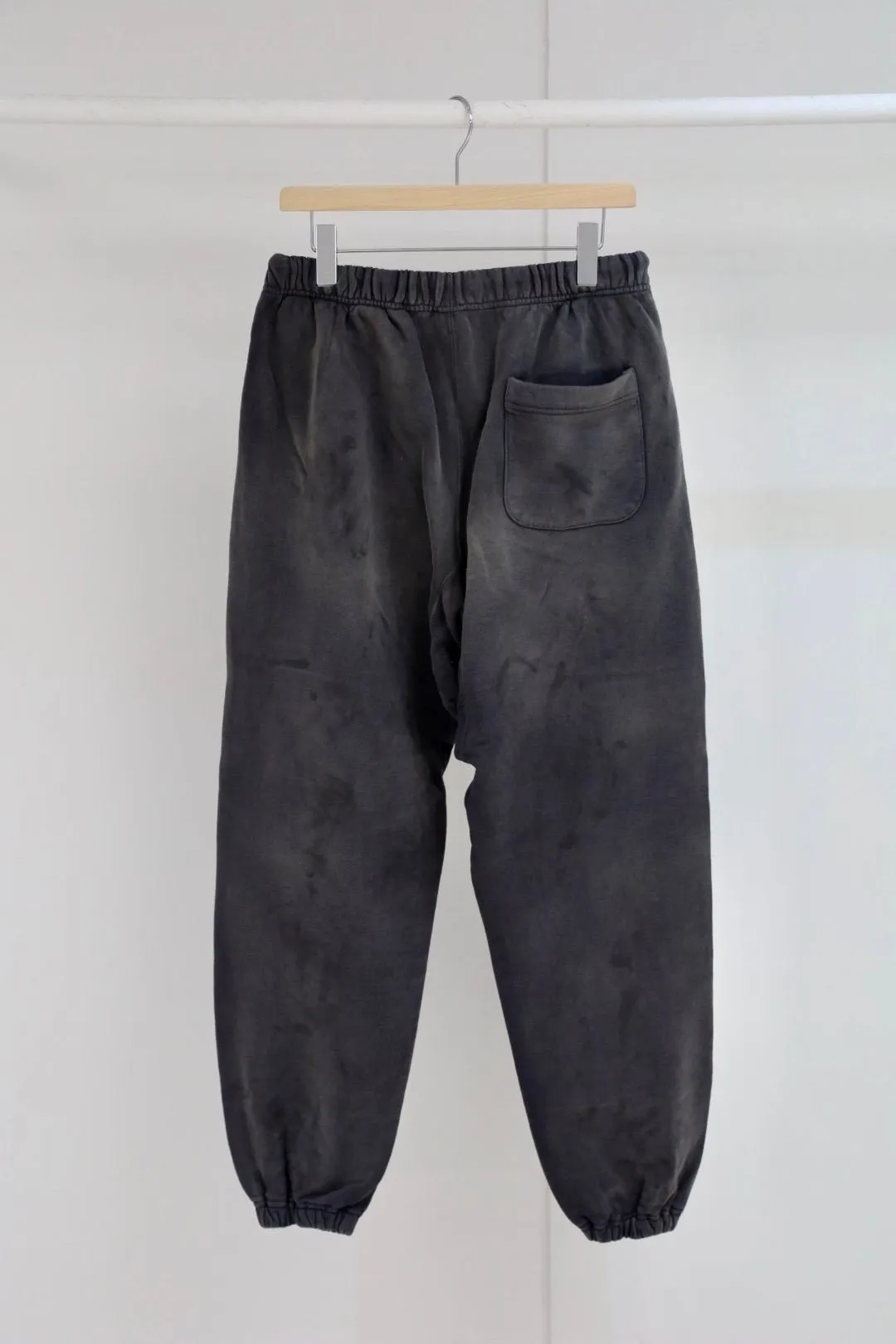 SAINT Mxxxxxx SWEAT PANTS/ANGEL/BLK Blue Angel Reborn Sweatpants Washed black S-XL Assute dyeing Sprayed on the whole piece to fade Wormhole destruction treatment Heavy fermentation washing to create NEW VINTAGE texture Factory four-needle and six-thread workmanship No bone seams More comfortable to wear Genuine grade crack printing/correct accessories
